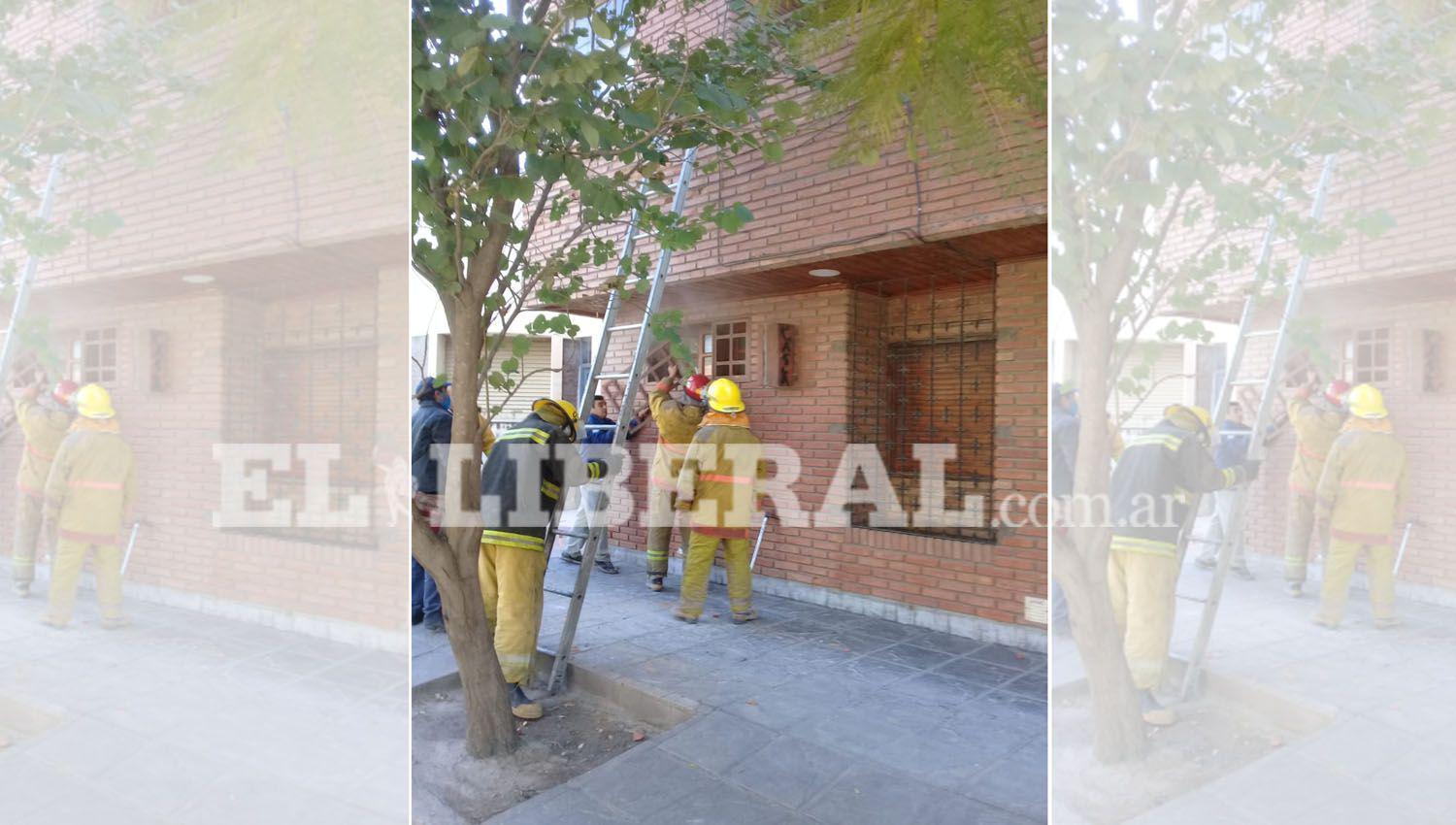 VIDEO E IMAacuteGENES  Incendio en un departamento del barrio Alberdi