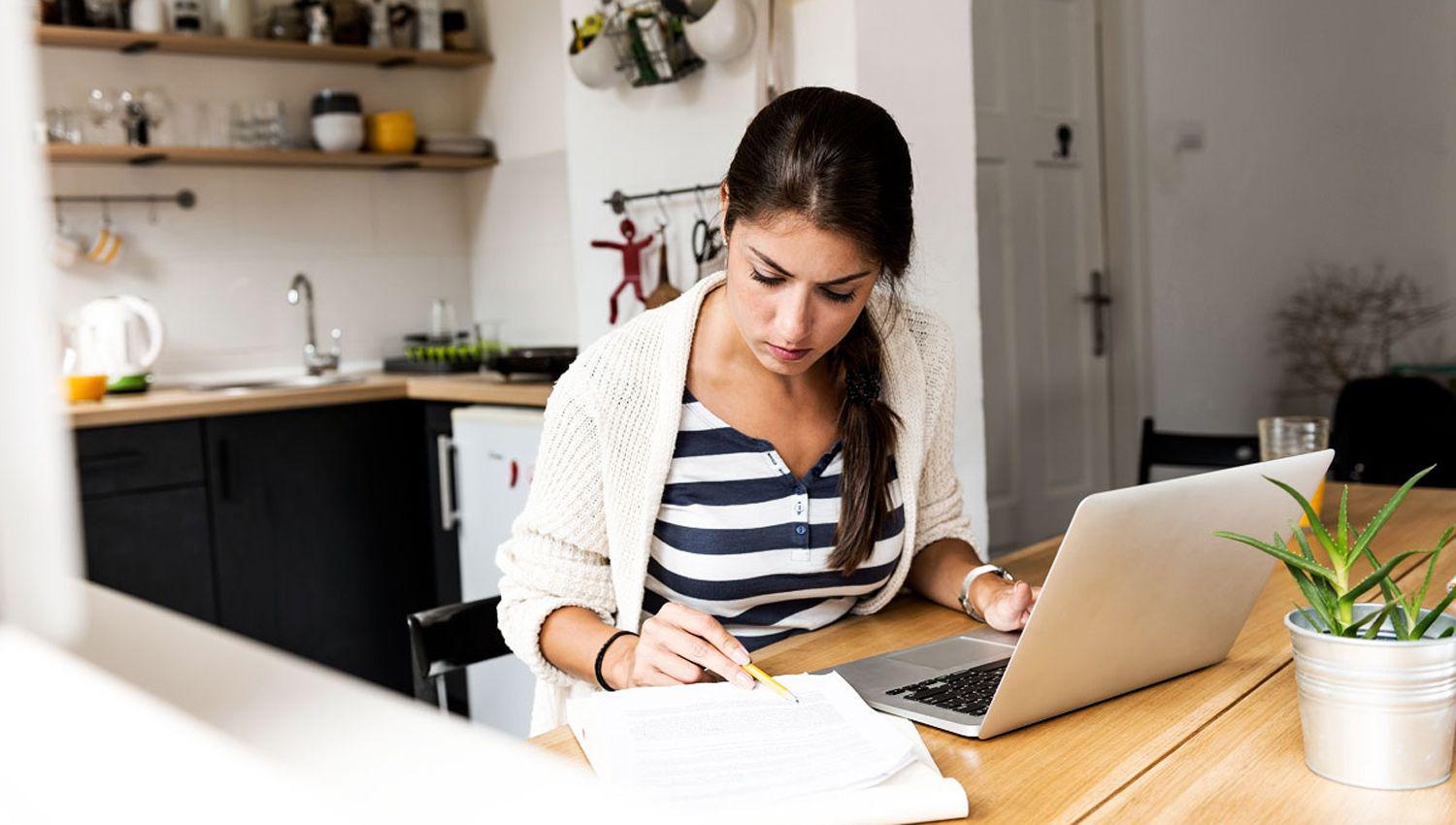 Coacutemo sobrevivir al home office- 7 rituales para que no tome el control de tu diacutea