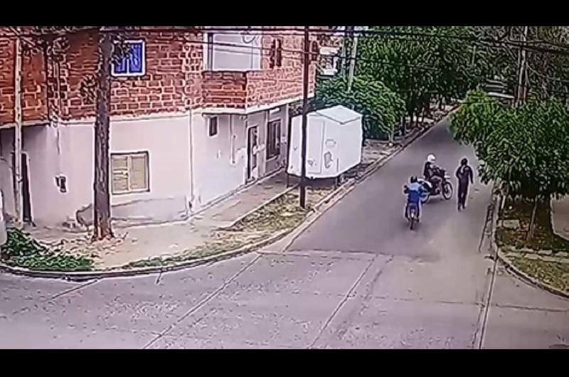 La imagen muestra a los sujetos en moto minutos después
de consymado el atraco en Dorrego y 24 de Septiembre