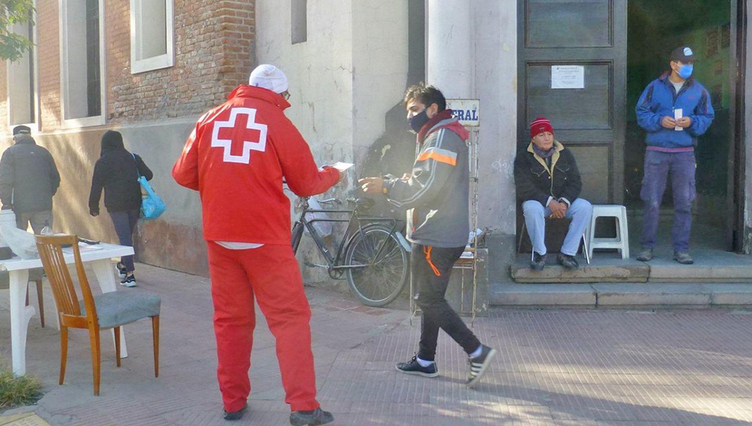 Adem�s de los proyectos los voluntarios asisten a los ciudadanos que transitan por inmediaciones de
la sede