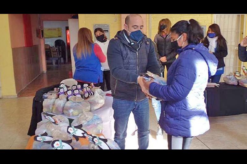 Varias familias de Villa Griselda recibieron raciones alimentarias