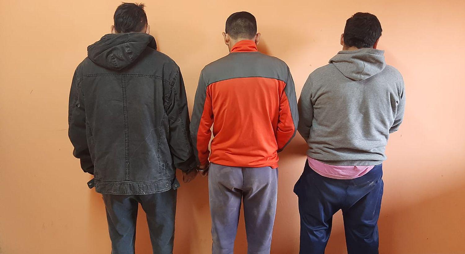 Detuvieron a tres personas tras allanamientos en el barrio Borges