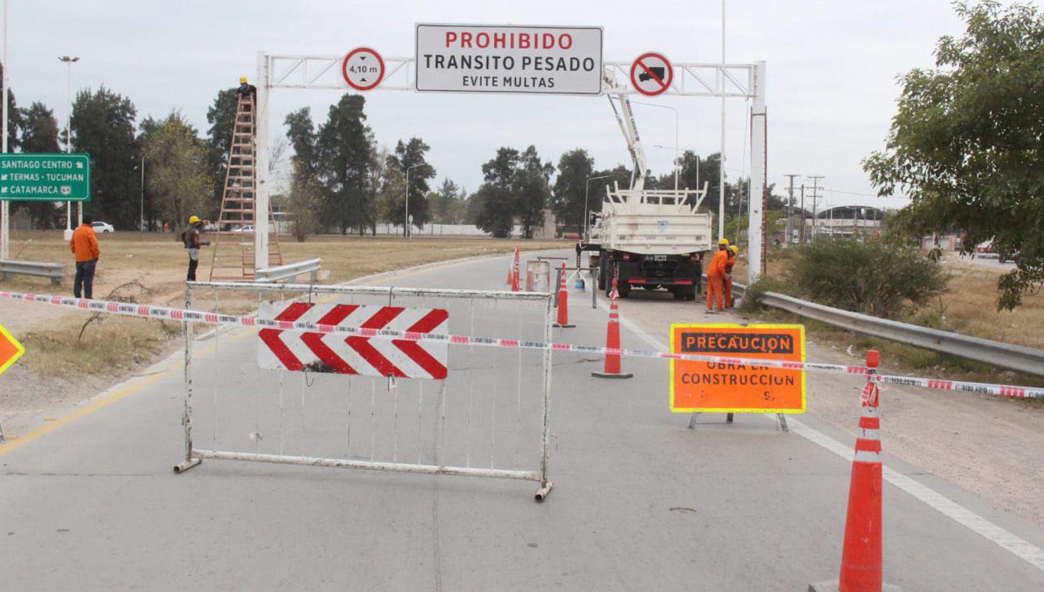 La Capital instaloacute otro poacutertico para reducir el ingreso de grandes camiones en calle Libertad