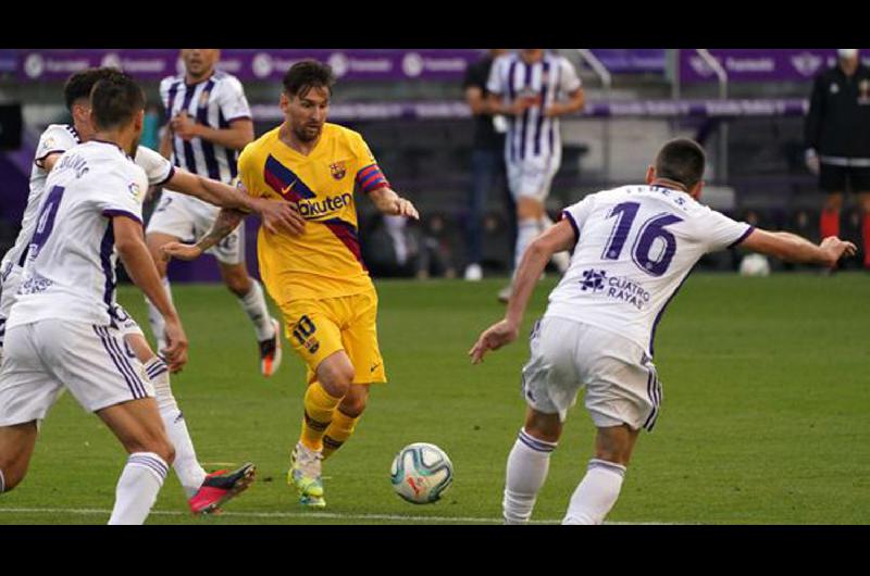 Esperando un tropiezo del Real Madrid el Barcelona recibe al Osasuna