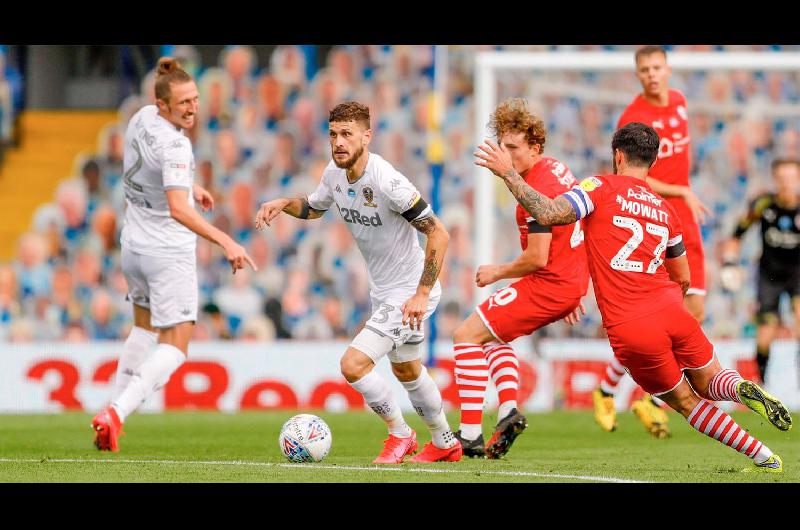 El Leeds de Bielsa ganoacute y acaricia el ascenso