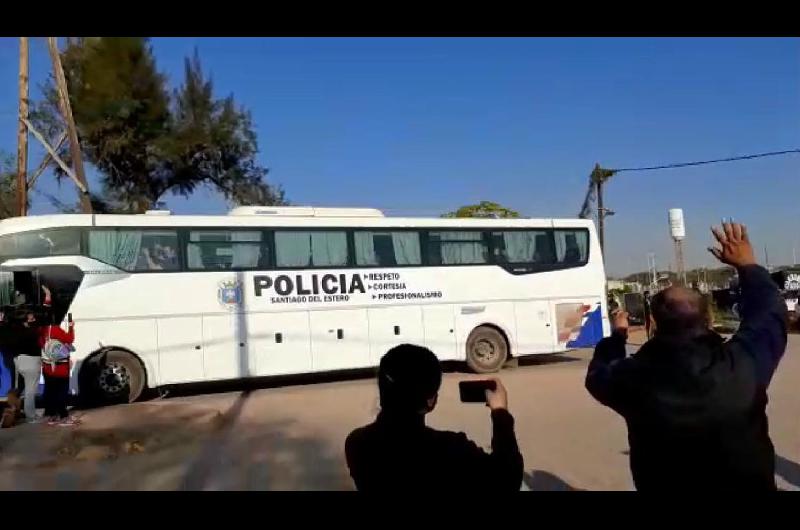 VIDEO  Con aplausos y mucha emocioacuten los vecinos de Los Juriacutees despidieron a los policiacuteas