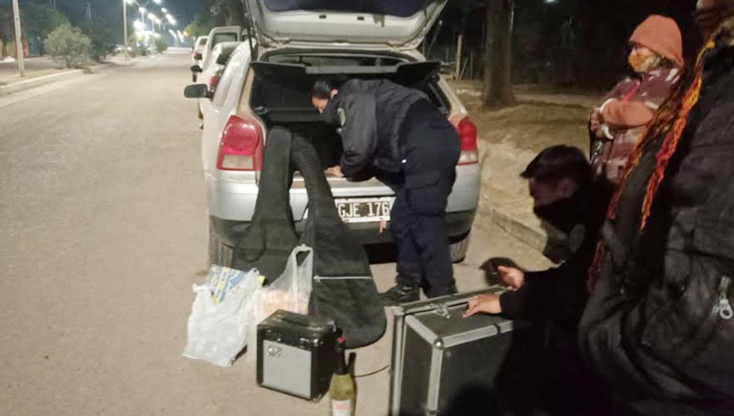 Ocho personas participaban de una reunioacuten con bebidas alcohoacutelicas guitarras y acordeoacuten