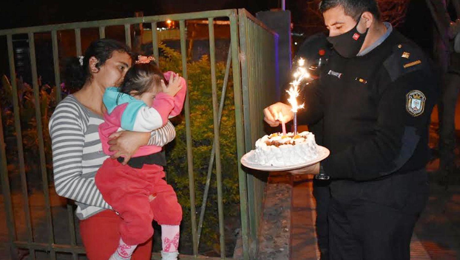 Una nintildea cumplioacute 4 antildeos y sus ldquoheacuteroes policiacuteasrdquo soplaron con ella las velitas de la torta