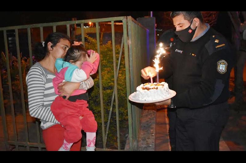 Una nintildea cumplioacute 4 antildeos y sus ldquoheacuteroes policiacuteasrdquo soplaron con ella las velitas de la torta