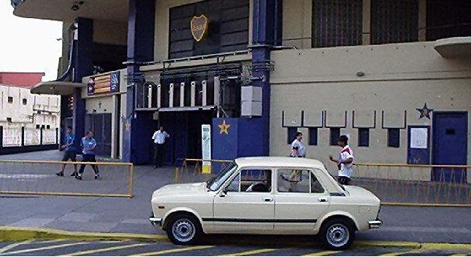 Encontraron en un gallinero el primer auto de Maradona