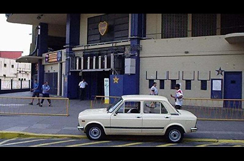 Encontraron en un gallinero el primer auto de Maradona