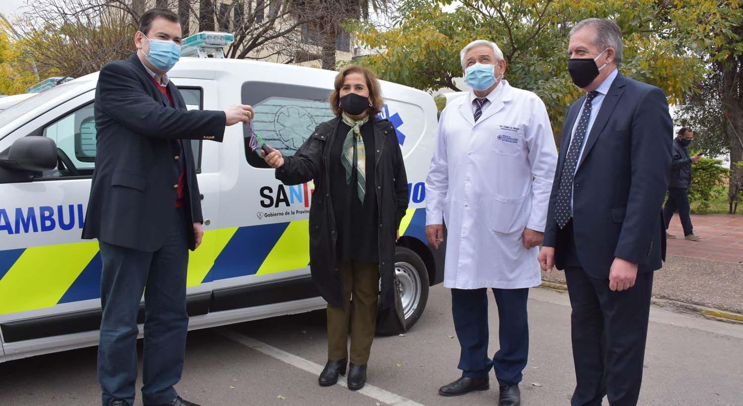 El gobernador entregoacute 30 ambulancias al Ministerio para reforzar el sistema de salud puacuteblica provincial