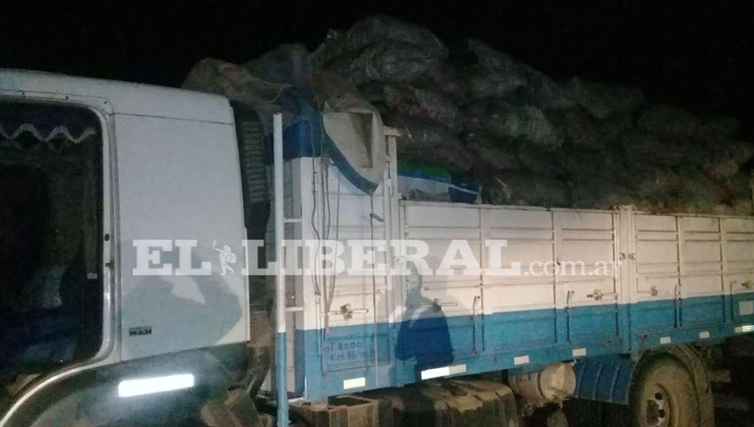 Detienen a camioneros tucumanos que ingresaron clandestinamente a cargar carboacuten en Santiago del Estero