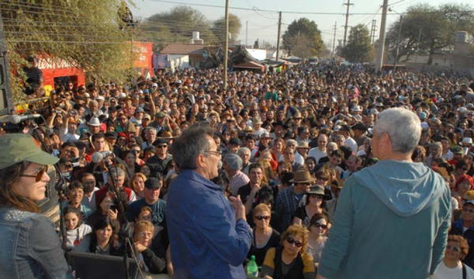 VIDEO  ldquoCumpleantildeos de la Abuelardquo- Los Carabajal presentan el ldquoPatio Streamingrdquo