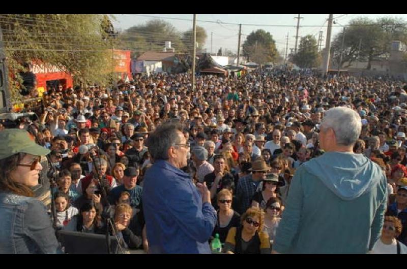 VIDEO  ldquoCumpleantildeos de la Abuelardquo- Los Carabajal presentan el ldquoPatio Streamingrdquo