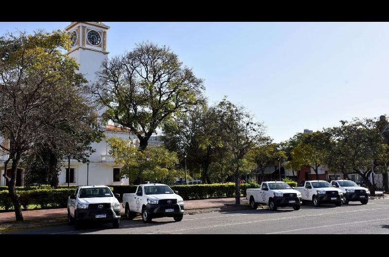 El Gobernador entregoacute camionetas a intendencias y comisiones municipales