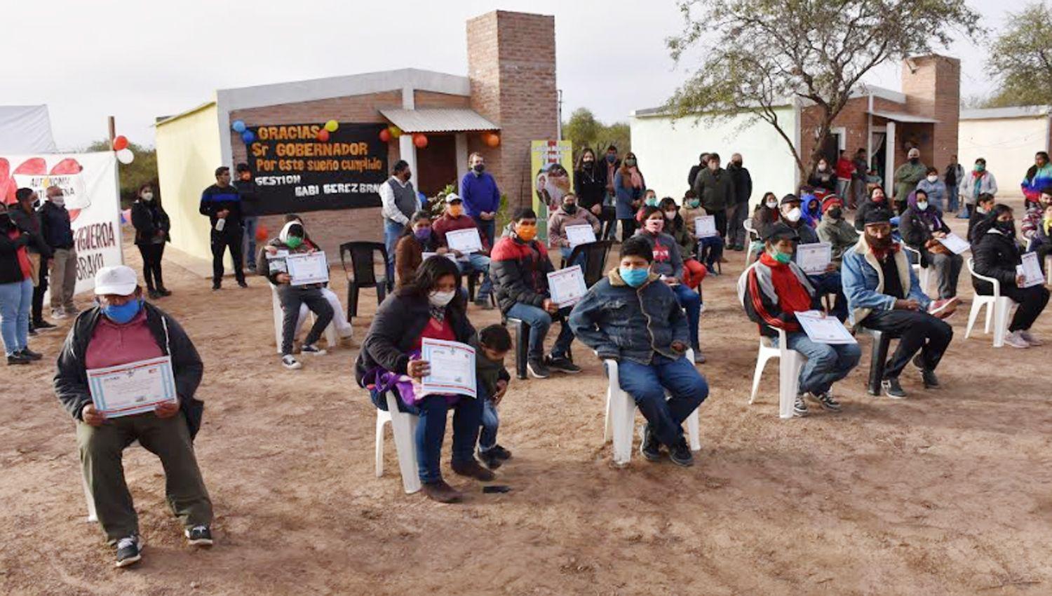 Familias de Villa Figueroa y parajes vecinos acceden a las viviendas sociales