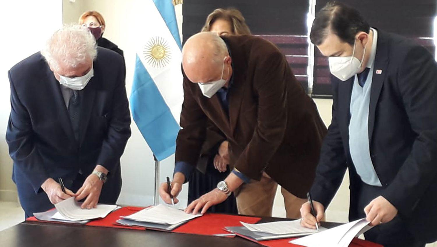 Firma de importantes convenios entre Ministerio de Salud de Nacioacuten y la provincia