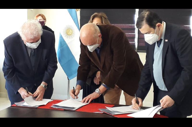 Firma de importantes convenios entre Ministerio de Salud de Nacioacuten y la provincia