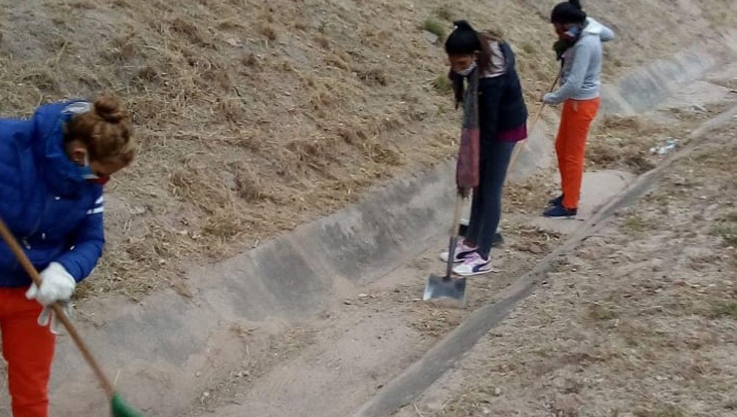 Intensifican la limpieza de desaguumles y eliminacioacuten de basurales en Los Quiroga