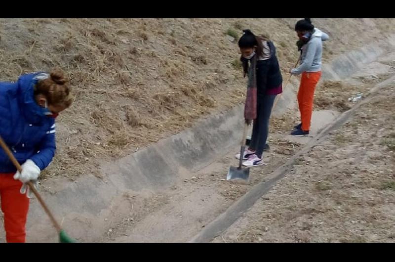 Intensifican la limpieza de desaguumles y eliminacioacuten de basurales en Los Quiroga