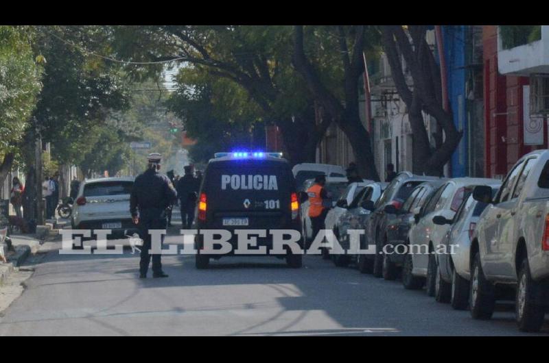 La policiacutea activoacute el protocolo sanitario en pleno Centro de la Capital de Santiago del Estero