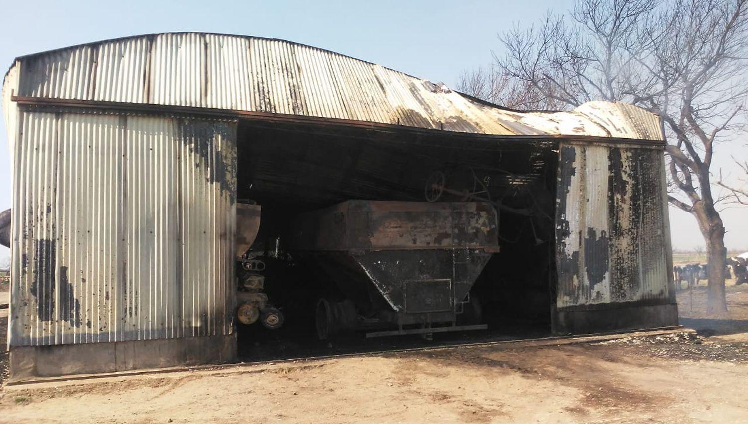 Bomberos trabajaron 3 horas para sofocar el incendio de un depoacutesito de maacutequinas