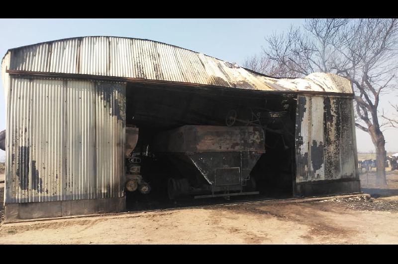 Bomberos trabajaron 3 horas para sofocar el incendio de un depoacutesito de maacutequinas