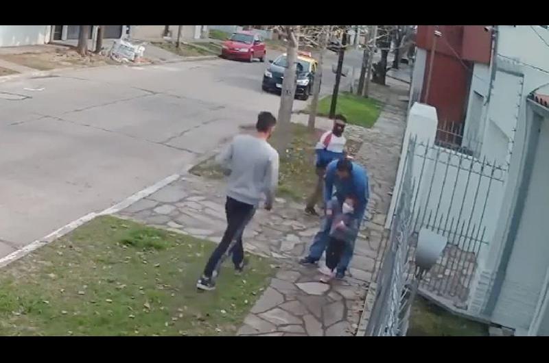 VIDEO  Violento robo a un padre que paseaba con su hijita en Quilmes