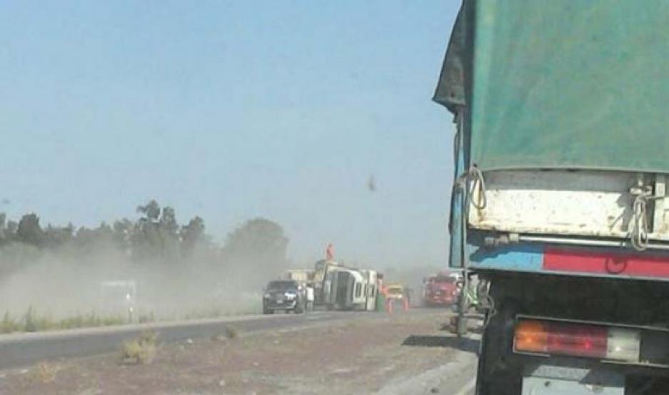 Camionero lesionado al volcar en la Ruta Provincial 92