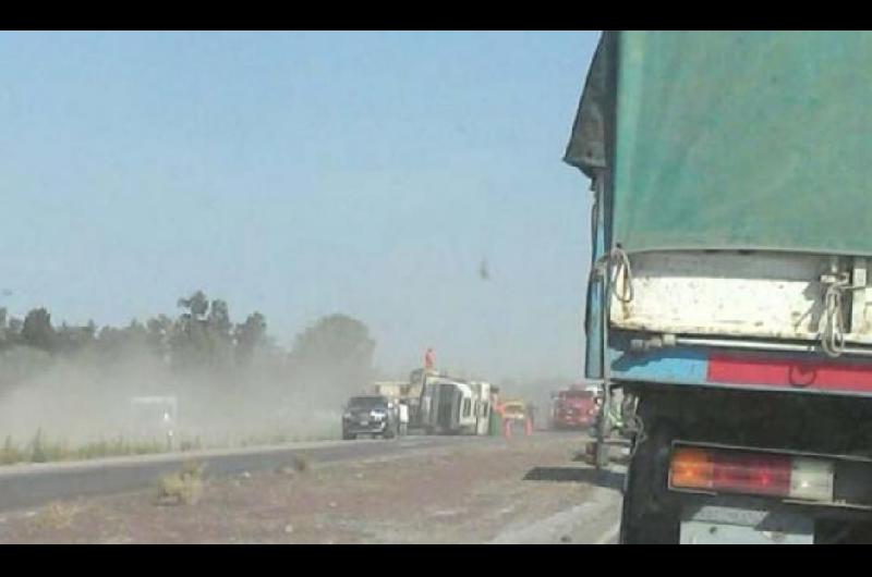 Camionero lesionado al volcar en la Ruta Provincial 92