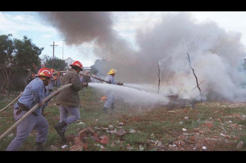 Vegetación extremadamente seca vientos intensos y
desconocimiento generan incendios que se tornan incontrolables