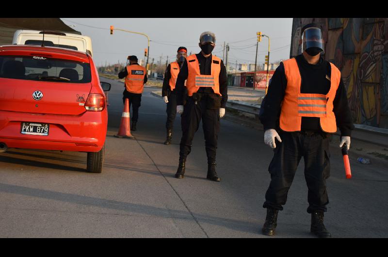 En dos horas 50 personas demoradas por no respetar la prohibicioacuten de circular pasadas las 18 horas