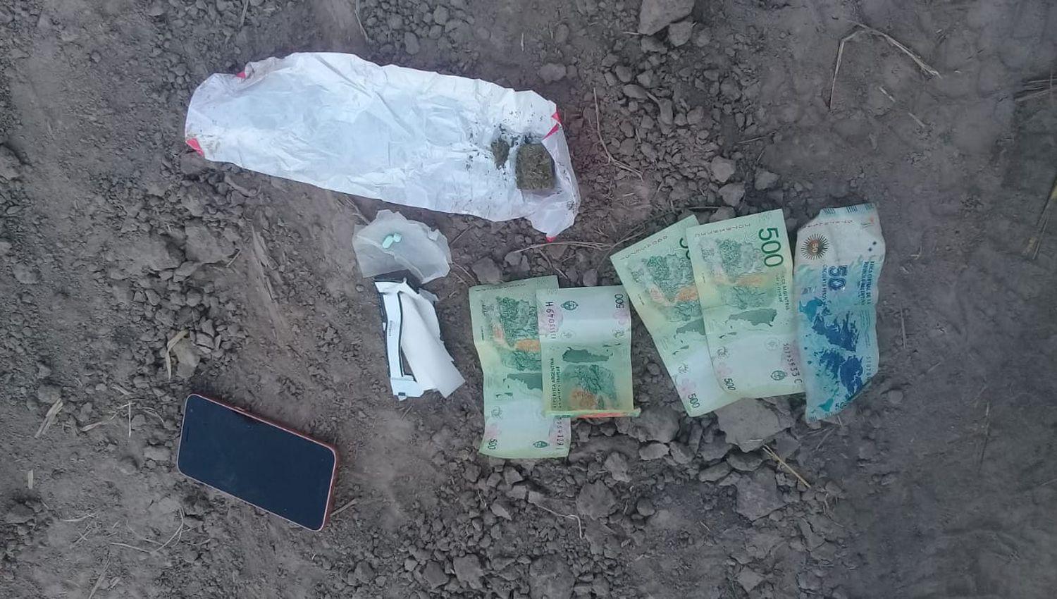 Detuvieron a dos joacutevenes con marihuana y dinero en su poder