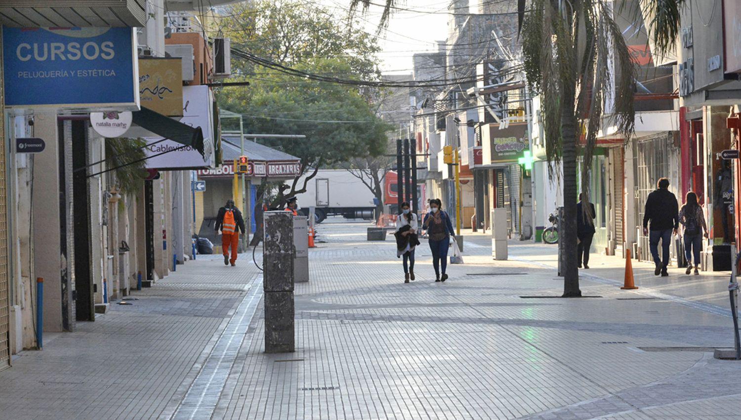 La caída de circulación impactó en la zona céntrica La gente acude en menor cantidad mucho antes de las 18