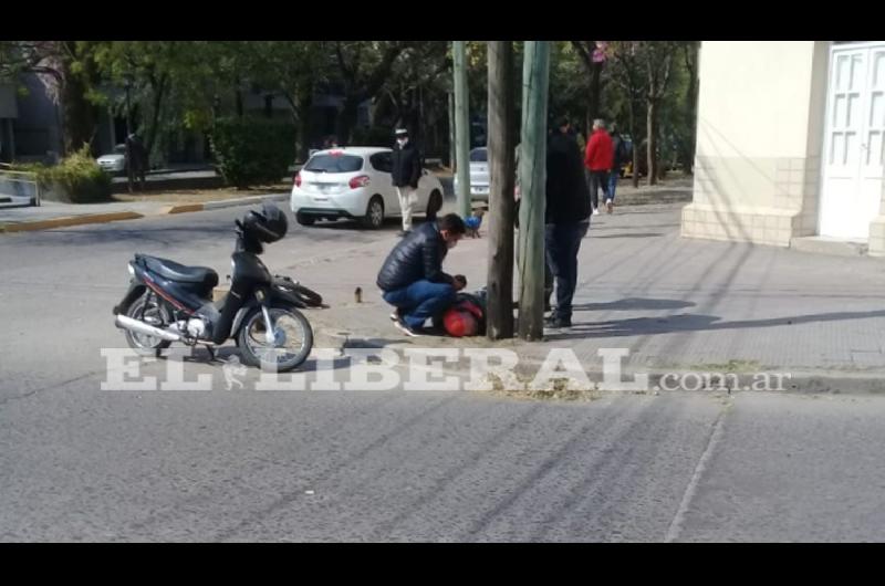 Motociclista herido por violento choque en el barrio Alberdi