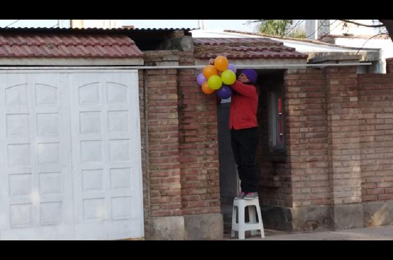 Vecinos agasajan a los nintildeos con globos en el frente de sus casas