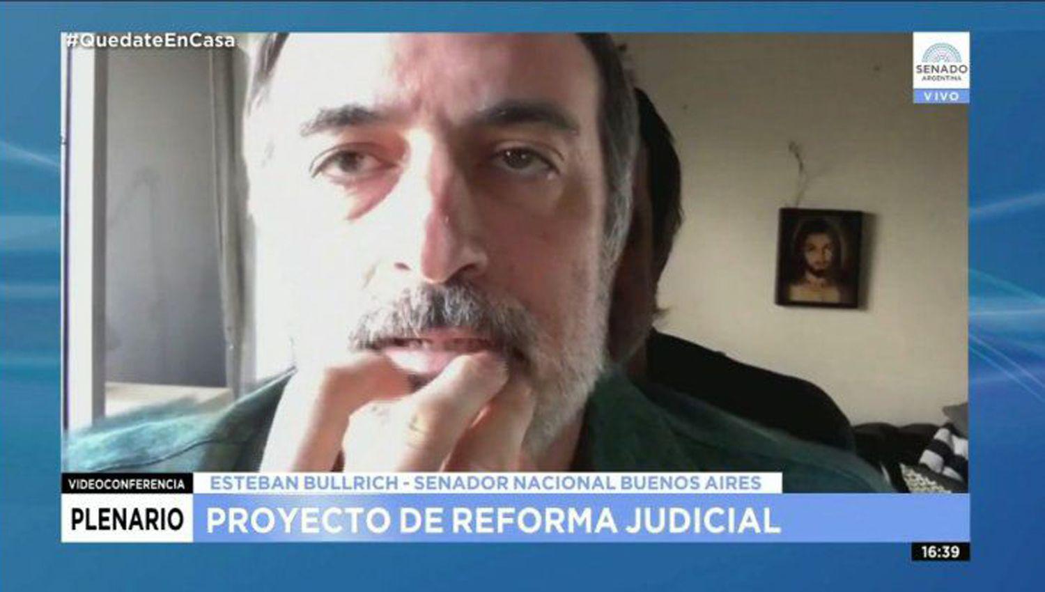 Esteban Bullrich permaneció con el doble fondo durante m�s de una hora y media