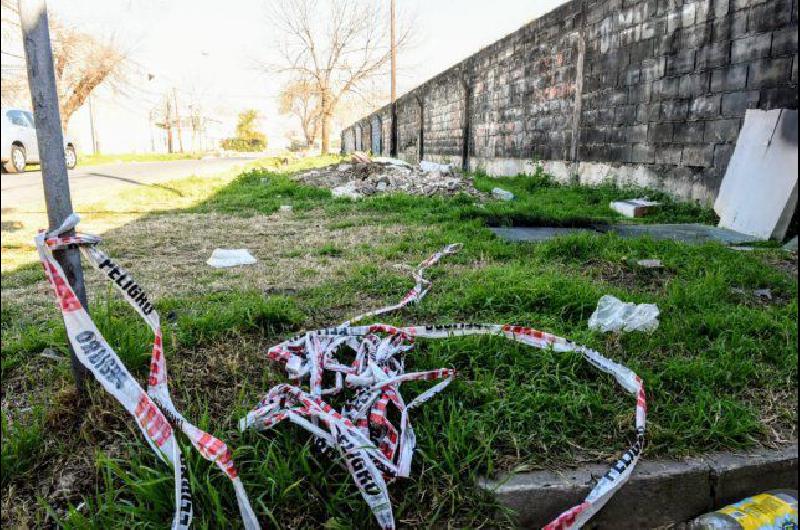 Conmocioacuten en Rosario por el brutal femicidio de una mujer en la viacutea puacuteblica