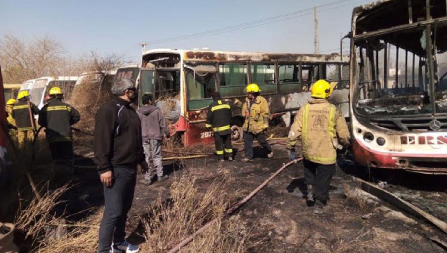 VIDEO E IMAacuteGENES  Impresionante incendio destruyoacute 14 colectivos en el galpoacuten de la exempresa de colectivos Ersa