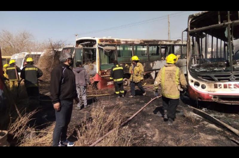 VIDEO E IMAacuteGENES  Impresionante incendio destruyoacute 14 colectivos en el galpoacuten de la exempresa de colectivos Ersa