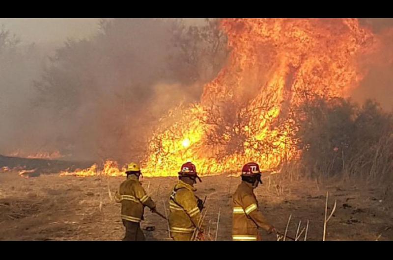 El incendio en las sierras de Coacuterdoba estaacute descontrolado