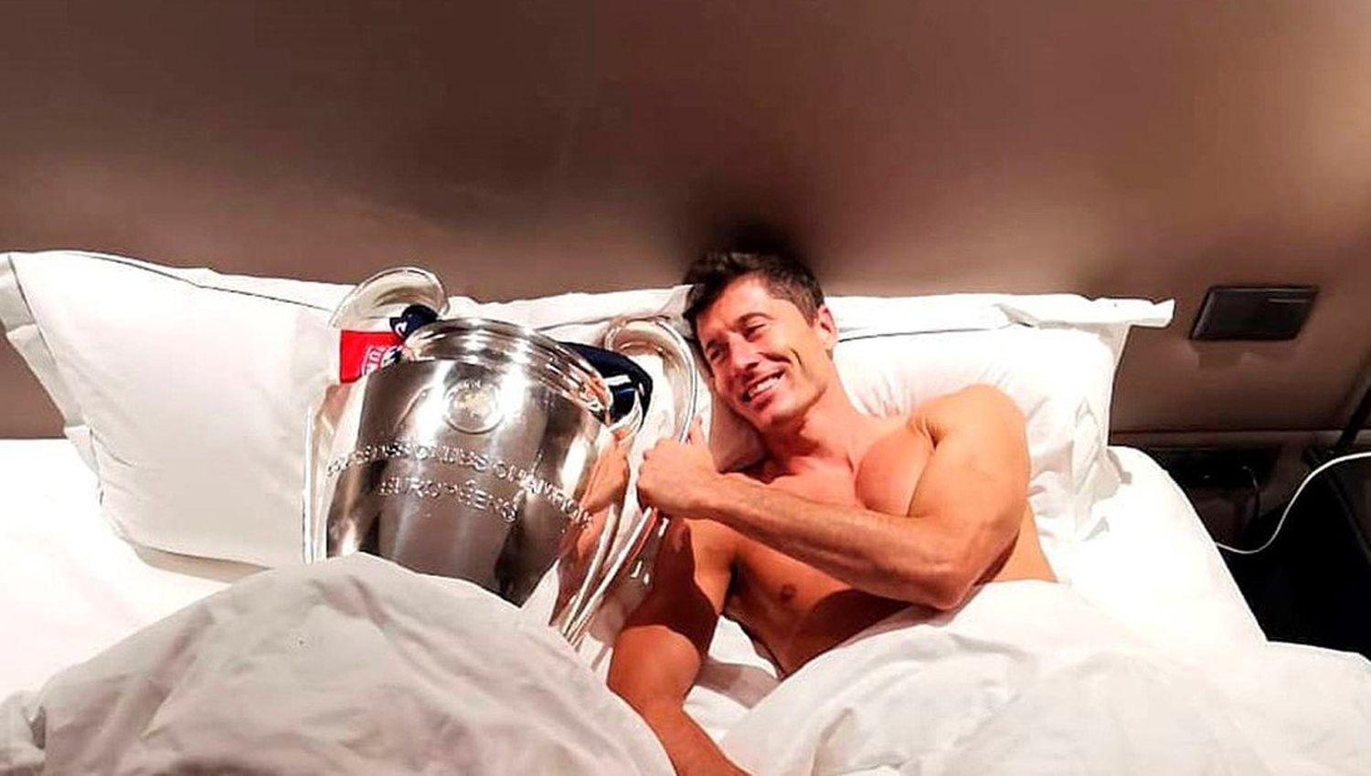 La foto de Robert Lewandowski en la cama en la mantildeana siguiente a la consagracioacuten