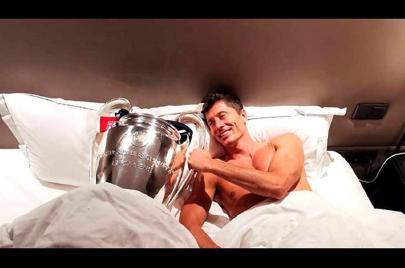 La foto de Robert Lewandowski en la cama en la mantildeana siguiente a la consagracioacuten