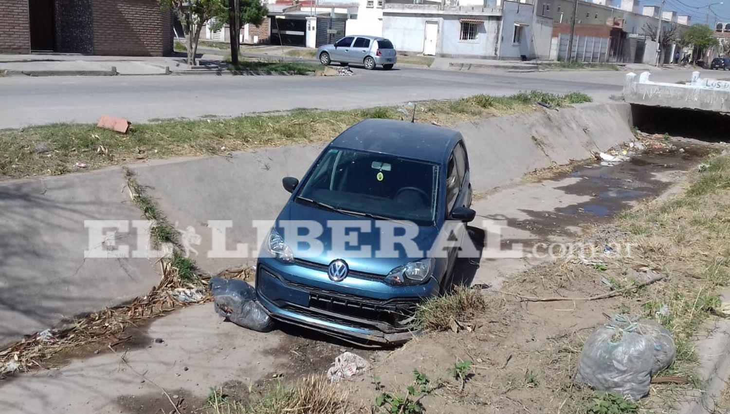 Una joven automovilista terminoacute en una acequia del barrio Siglo XIX