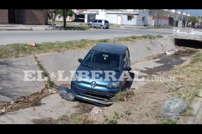 Una joven automovilista terminoacute en una acequia del barrio Siglo XIX