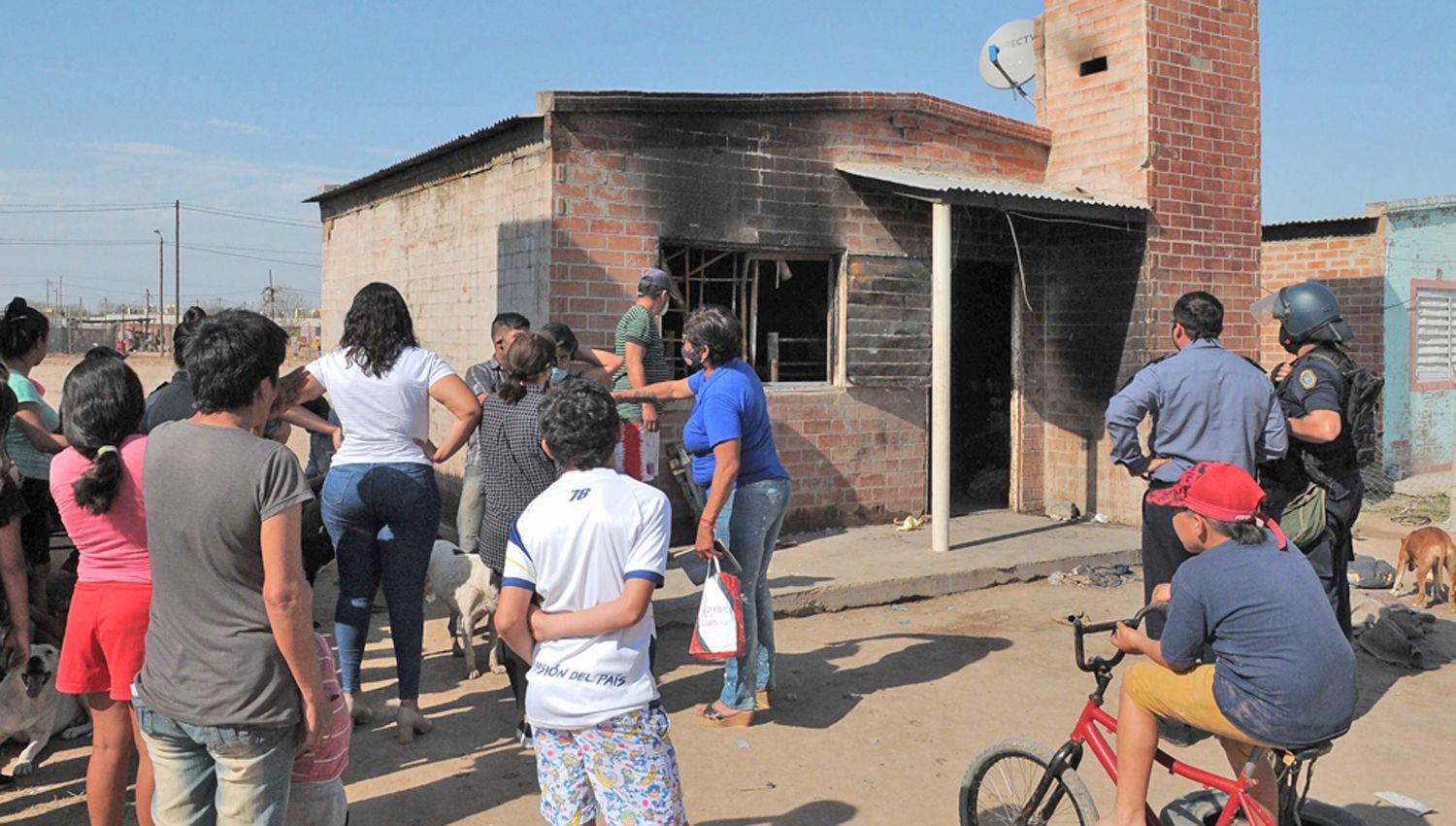 La casa de la familia Torres ardió antes de las 2 de la madrugada Hay cuatro hermanos y un tío
adolescente graves De la casa sólo se salvó una heladera