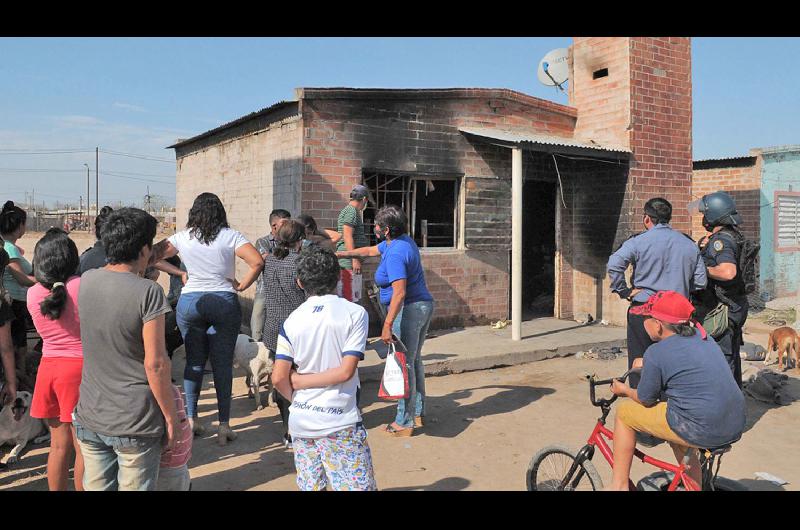 La casa de la familia Torres ardió antes de las 2 de la madrugada Hay cuatro hermanos y un tío
adolescente graves De la casa sólo se salvó una heladera