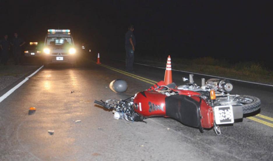 Un hombre derrapoacute con su moto y fallecioacute en el acto