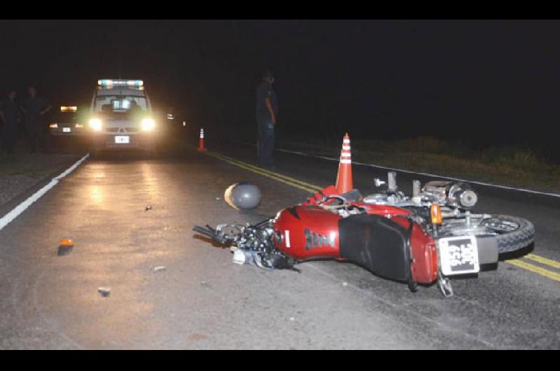 Un hombre derrapoacute con su moto y fallecioacute en el acto